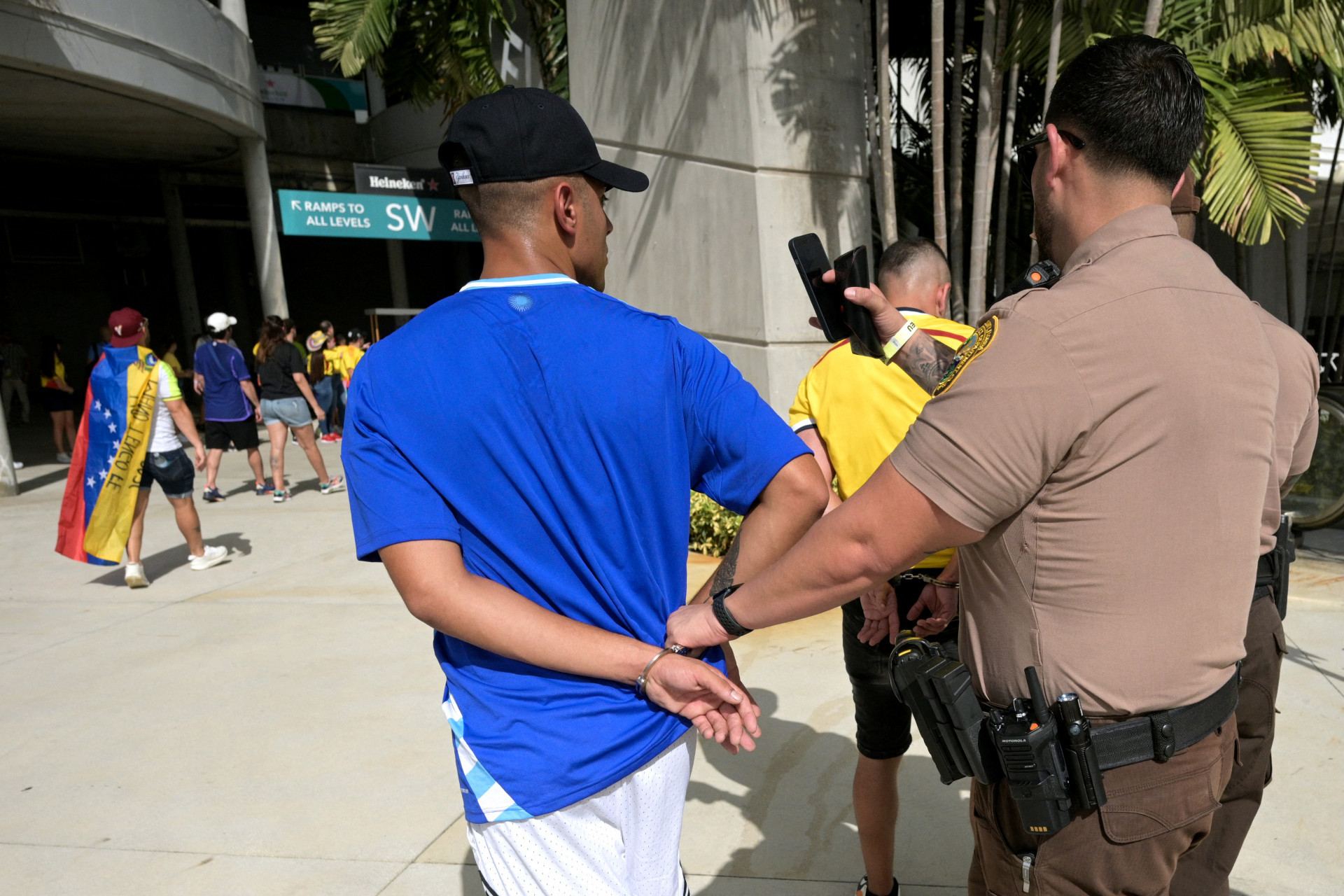 Torcedores tentaram invadir estádio da final da Copa América - Juan Mabromata / AFP