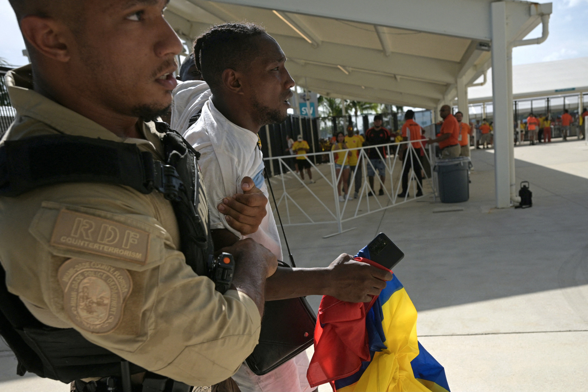 Torcedores tentaram invadir estádio da final da Copa América - Juan Mabromata / AFP