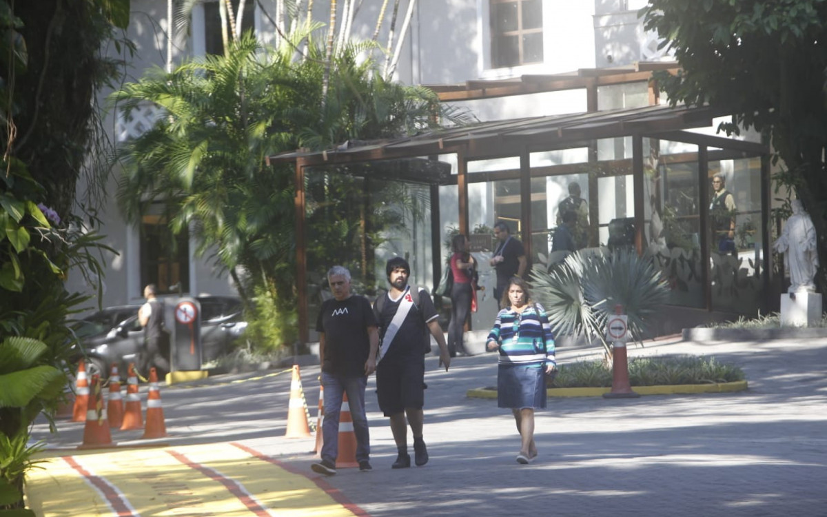 Familiares de Sérgio Cabral estiveram na unidade de saúde na manhã deste domingo (14)