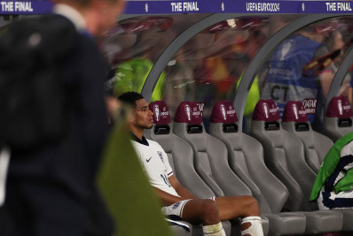 Bellingham tenta quebrar protocolo, mas é obrigado a acompanhar festa da Espanha