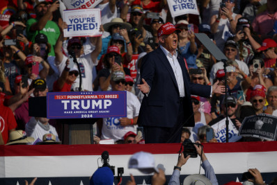 Após atentado, campanha confirma participação de Trump em convenção republicana