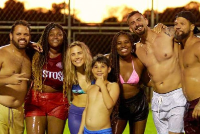 Ex-BBBs se divertem na fazenda de Zezé Di Camargo