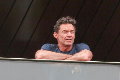 Hugh Jackman aparece em varanda de hotel no Rio