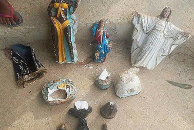 Criminosos invadiram, quebraram imagens e incendiaram terreiro