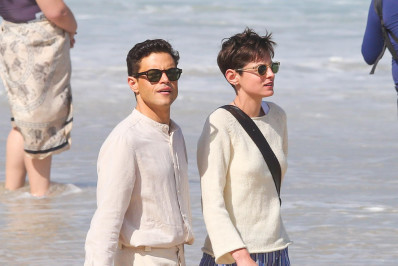 Rami Malek e Emma Corrin passeiam na Praia de Ipanema
