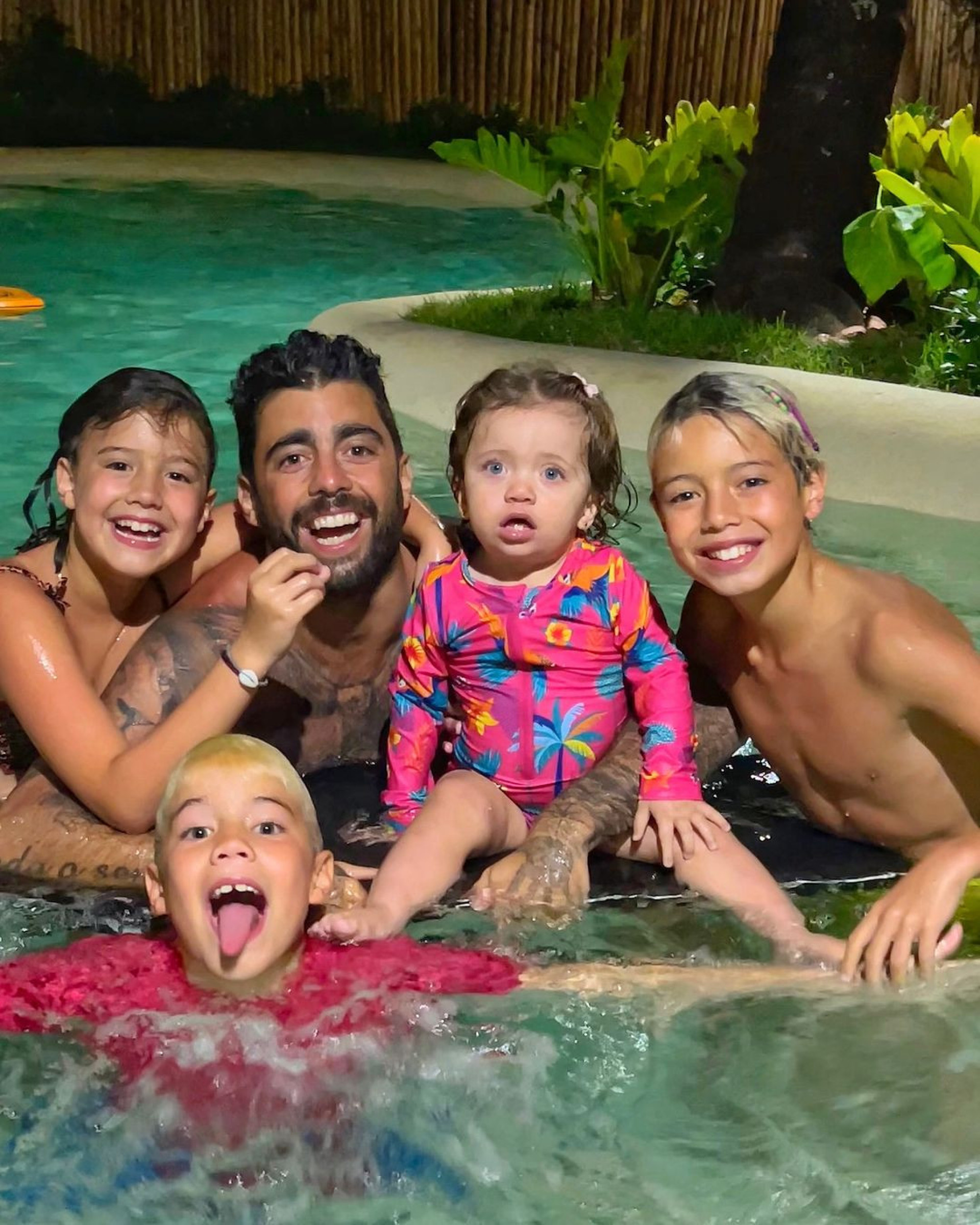 Pedro Scooby curte piscina com os quatros filhos - Reprodução / Instagram 