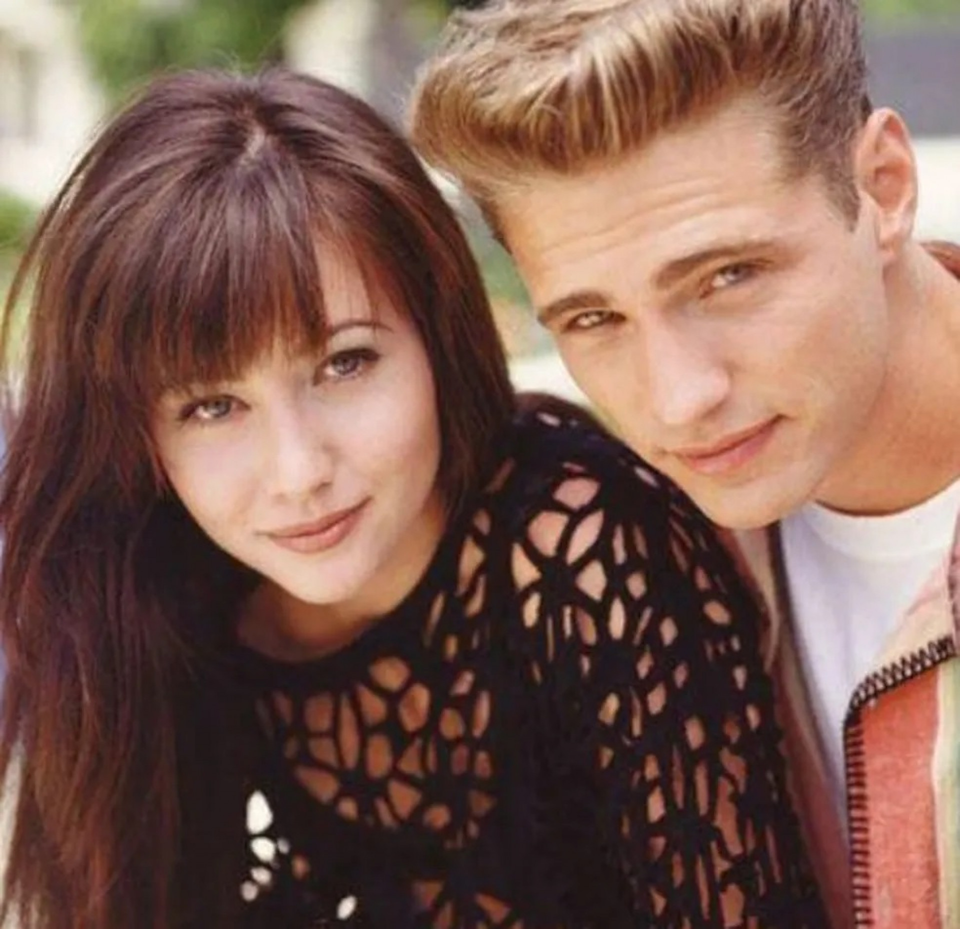 Shannen Doherty que morreu ao 53 anos e Jason Priestley, que vivia seu irmão gêmeo Brandon em 'Barrados no Baile' - Foto: Reprodução IMDB