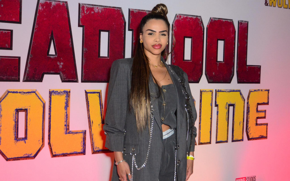 Gabilly marca presença no evento de lançamento de \'Deadpool & Wolverine\' 