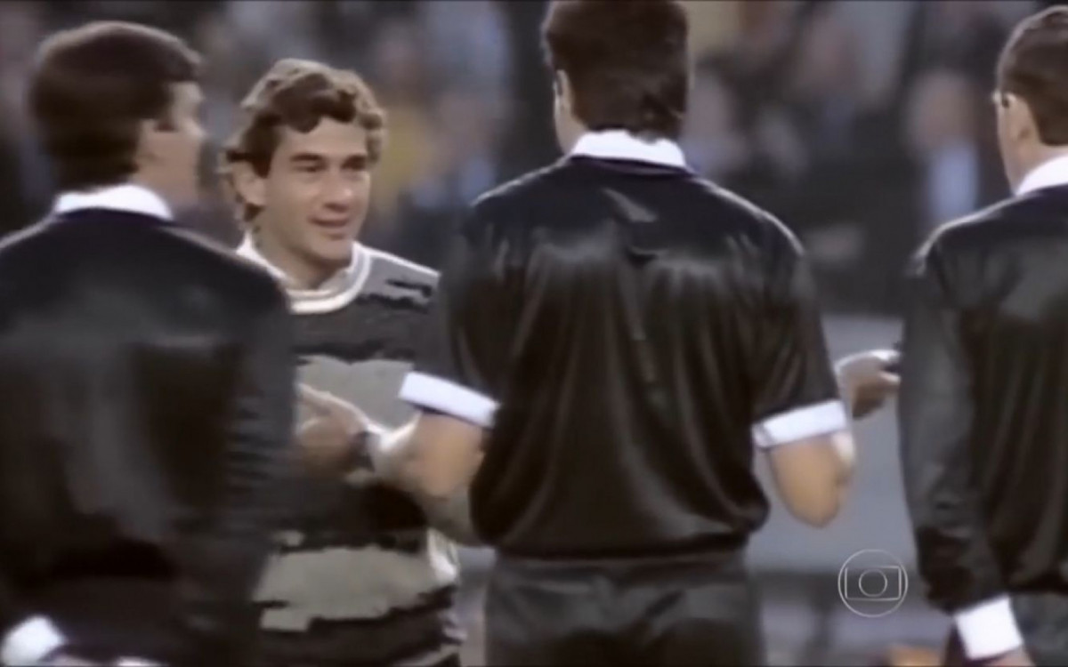 Ayrton Senna conversa com a arbitragem antes de dar o pontapé inicial