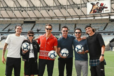 Elenco de 'Deadpool & Wolverine' visita Maracanã e se encontra com jogadores do Flamengo