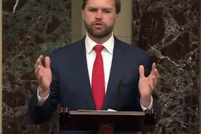 Quem é J.D. Vance, republicano candidato à vice na chapa de Donald Trump