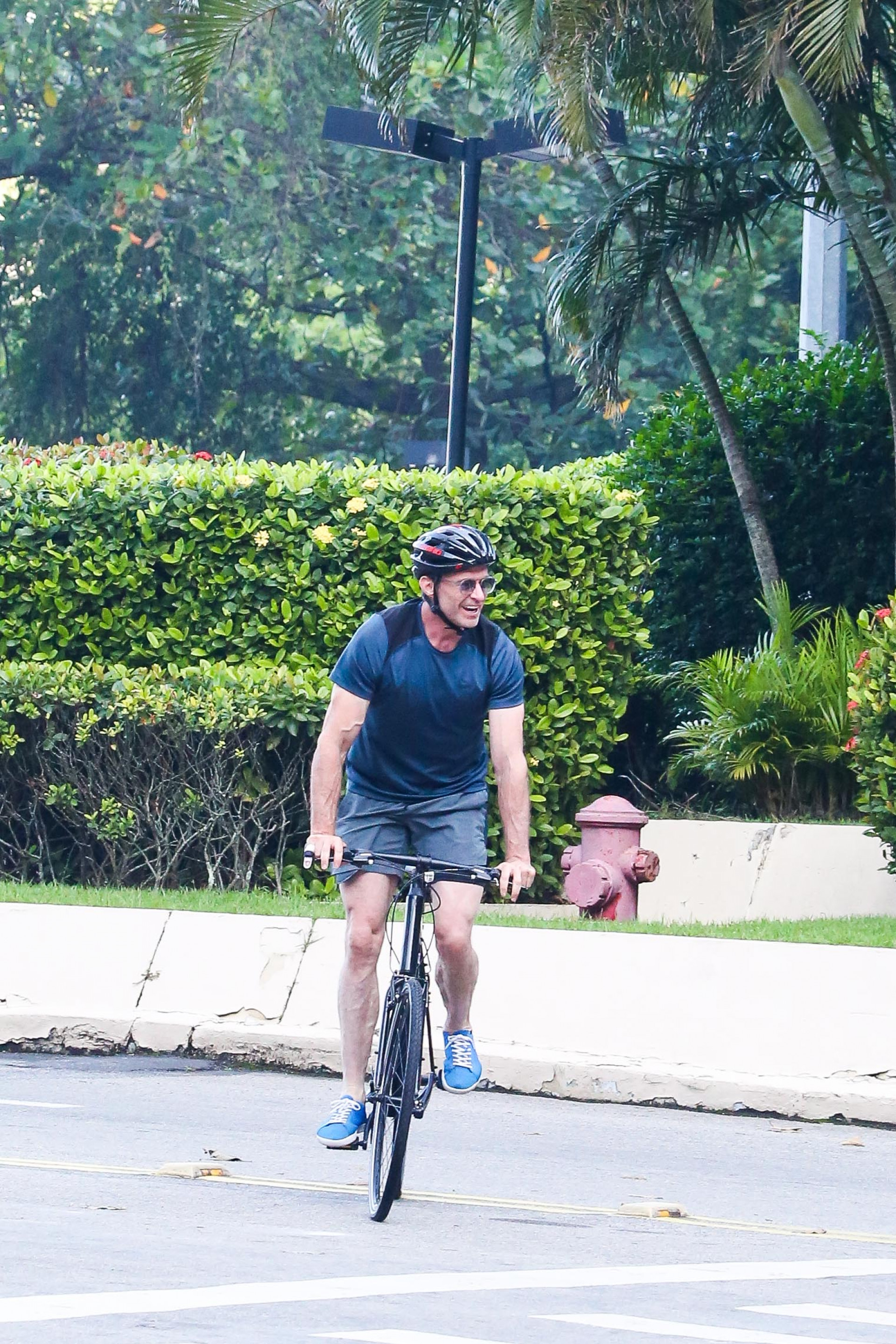 Hugh Jackman anda de bicicleta no Rio - Dilson Silva / Agnews