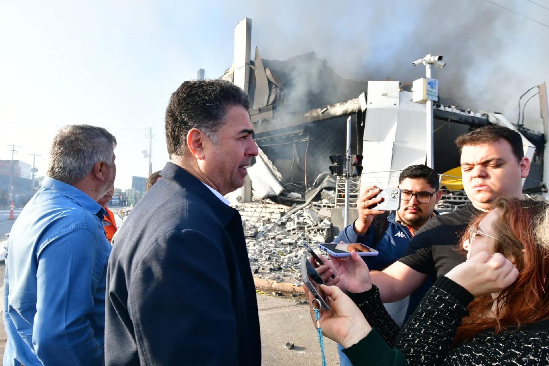 O prefeito de Cuiabá, Emanuel Pinheiro, esteve no local do incêndio - Davi Valle / Prefeitura de Cuiabá