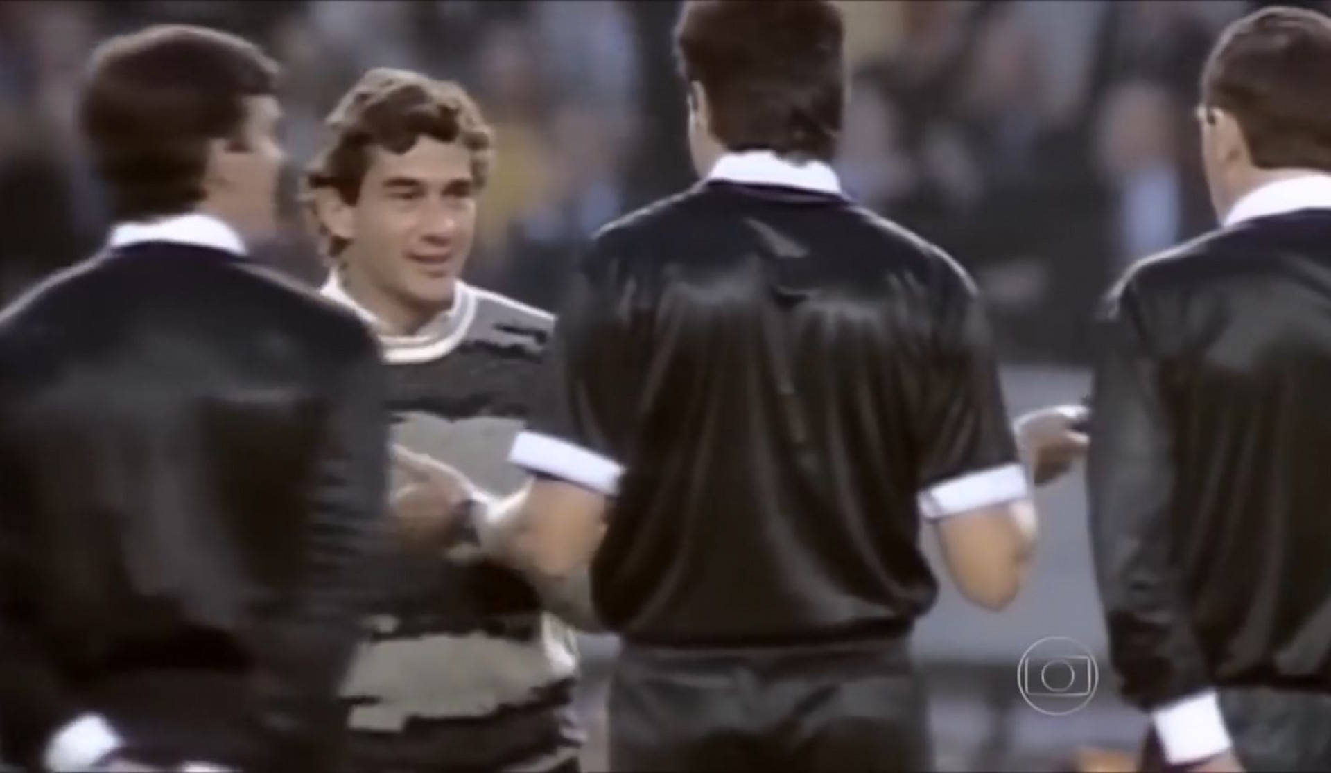 Ayrton Senna conversa com a arbitragem antes de dar o pontap&eacute; inicial - Reprodu&ccedil;&atilde;o/TV Globo