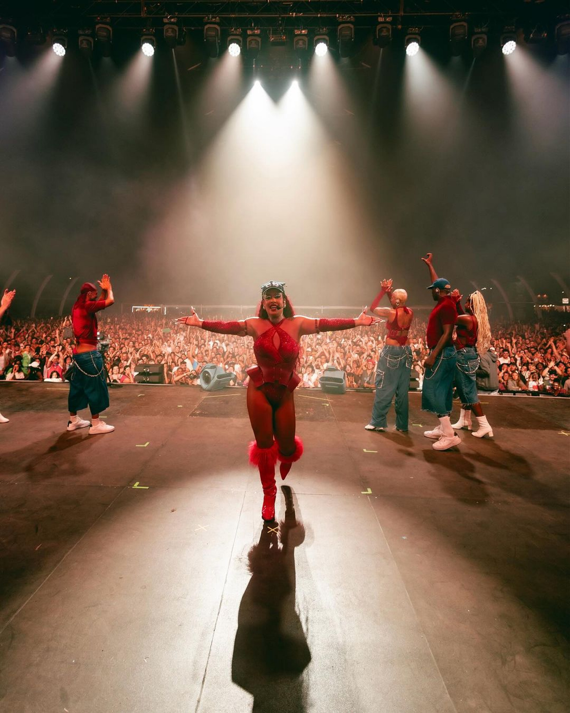 Gloria Groove faz homenagem à Carmen Miranda em encerramento de turnê internacional - Reprodução