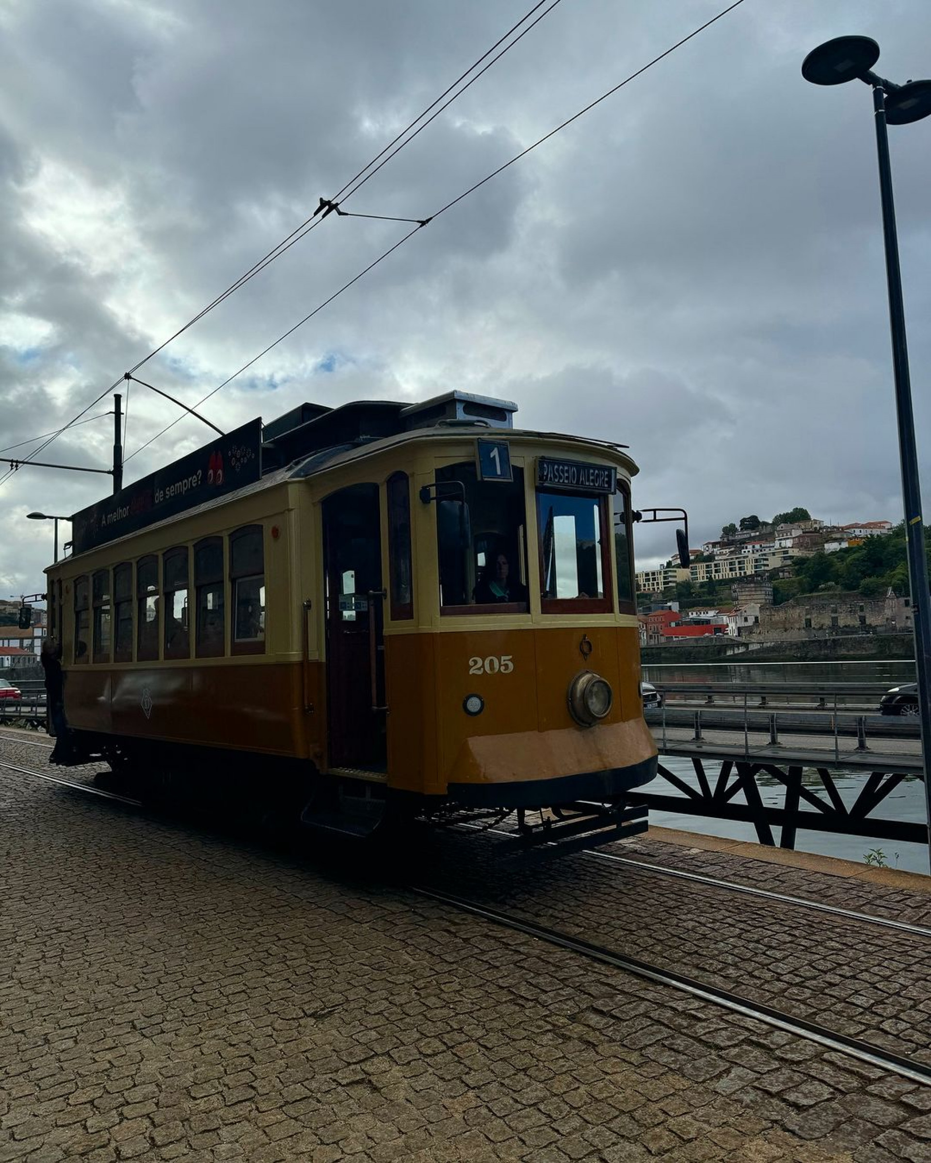 Nicolas Prattes publica registros em Portugal e avisa: 'Gravando sua próxima novela das nove' - Reprodução