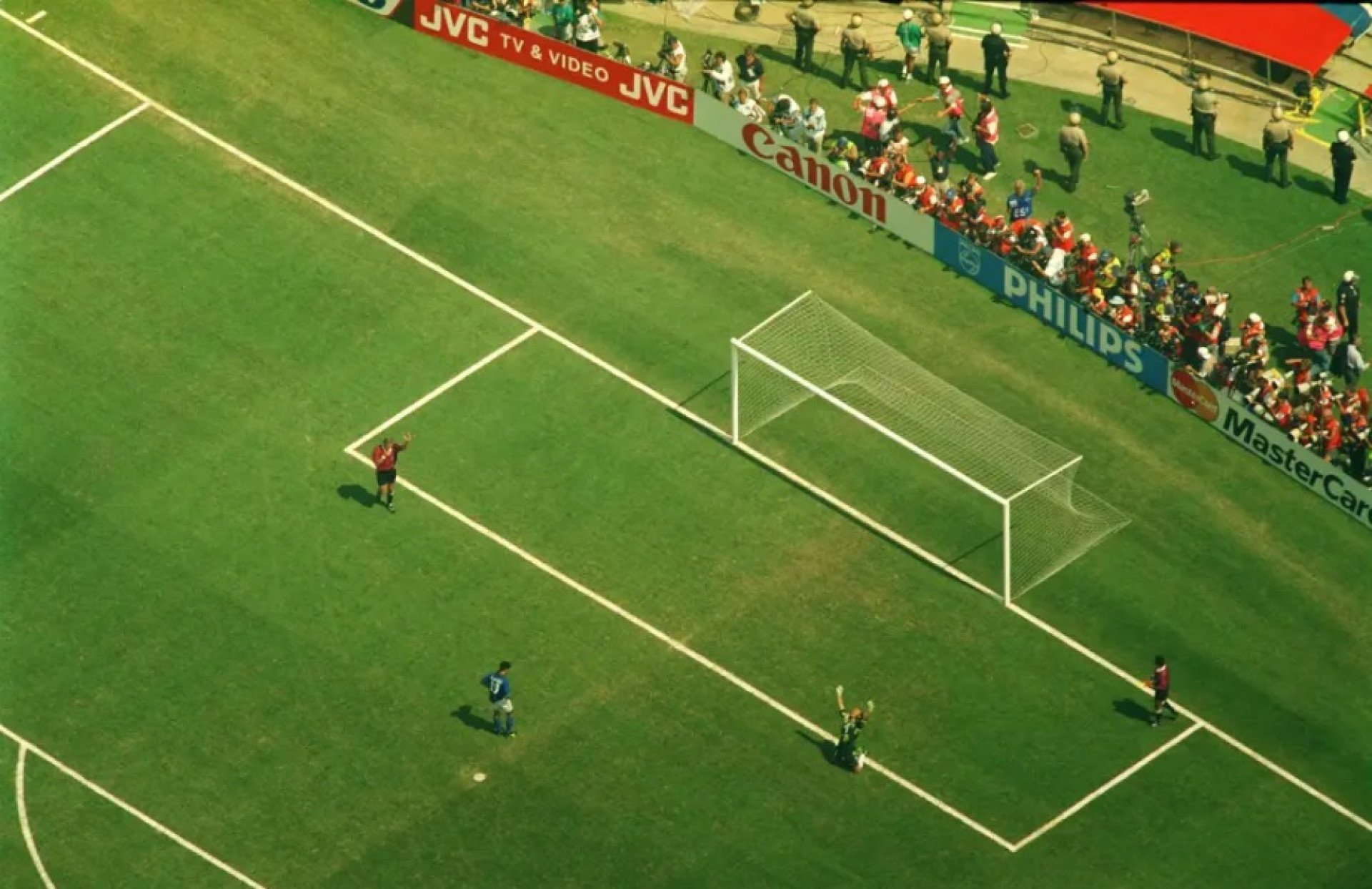 Taffarel e o Brasil explodiram de alegria após cobrança de Roberto Baggio - Divulgação/Fifa