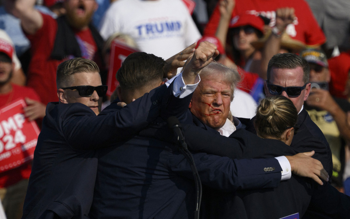 Ex-presidente fez gesto com punho cerrado após ser alvo de disparo