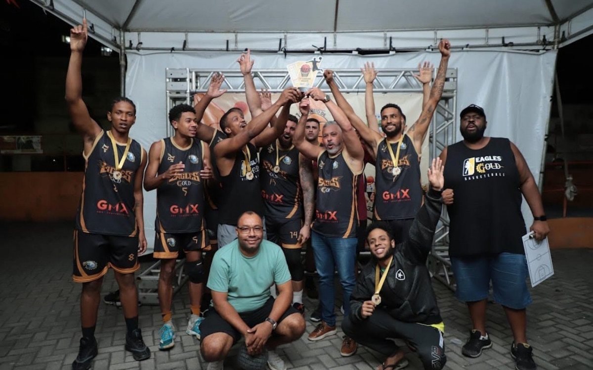 O vice-presidente da Funbel, Adriano Santos, com os jogadores do time campeão, o Eagles Gold