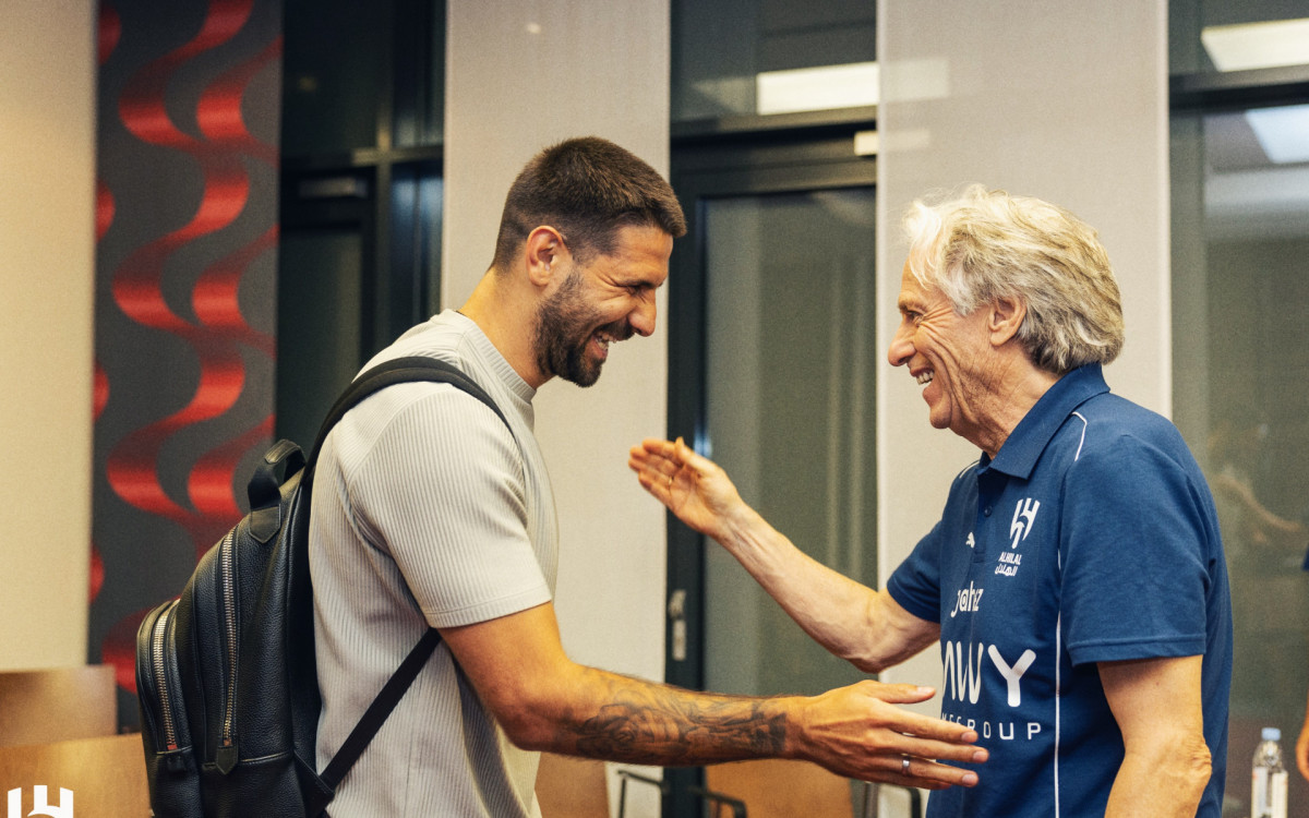 Jorge Jesus apareceu de visual novo na reapresentação do Al-Hilal
