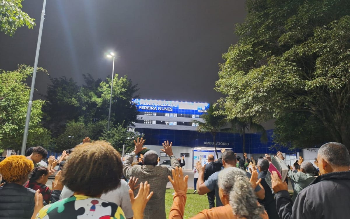 Cerca de 70 pessoas se reuniram em frente à unidade na noite desta terça-feira (16) - Luiz Maurício Monteiro / Agência O Dia