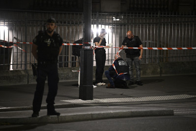 Militar antiterrorista é esfaqueado em Paris; agressor é preso