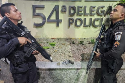 PM prende mulher com revólver e motocicleta roubada no Wona em Belford Roxo