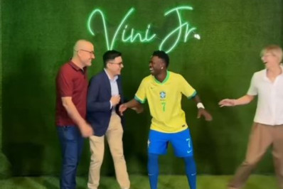 Vídeo: Vini Jr. ganha estátua de cera em museu e surpreende fãs