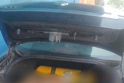 Corpo com marcas de tiro é encontrado em porta-malas de carro em frente à delegacia na Penha