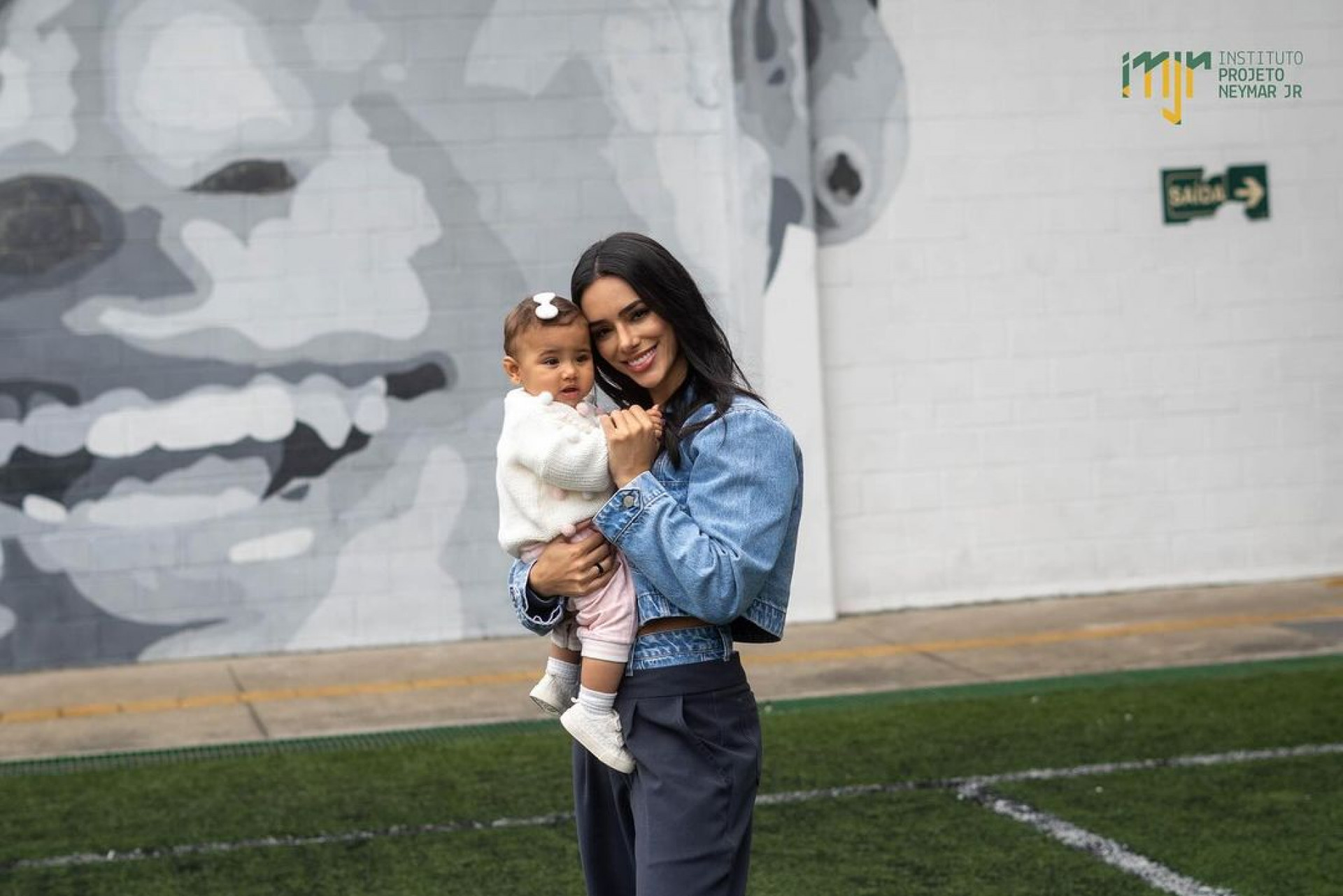 Neymar se derrete com Mavie e Bruna Biancardi visitando seu instituto - Reprodução / Instagram 