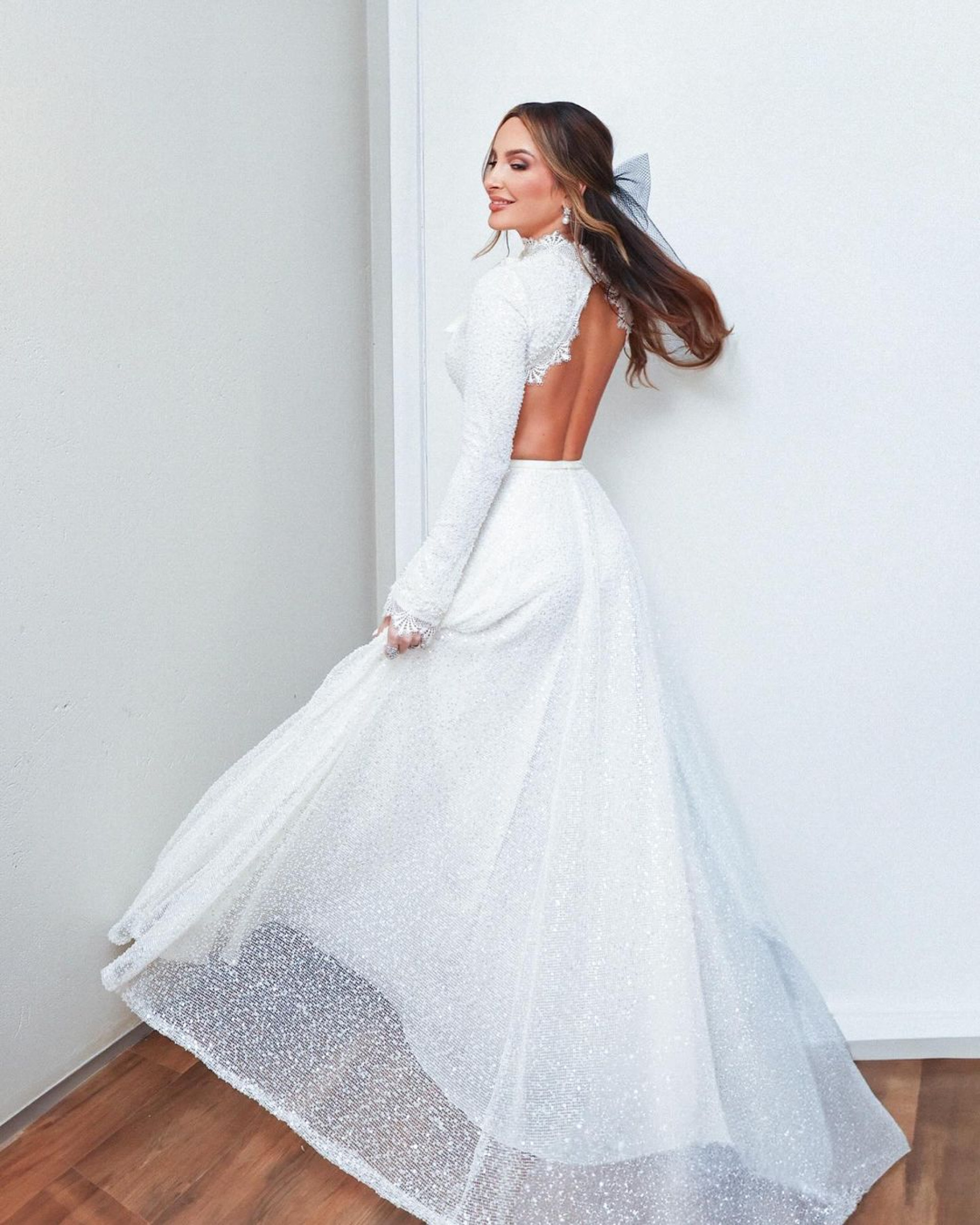 Claudia Leitte mostra detalhes do vestido escolhido para renovar votos de casamento - Reprodução / Instagram 