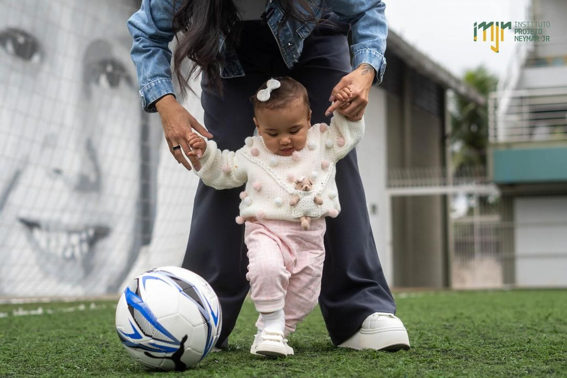 Neymar se derrete com Mavie e Bruna Biancardi visitando seu instituto - Reprodução / Instagram 