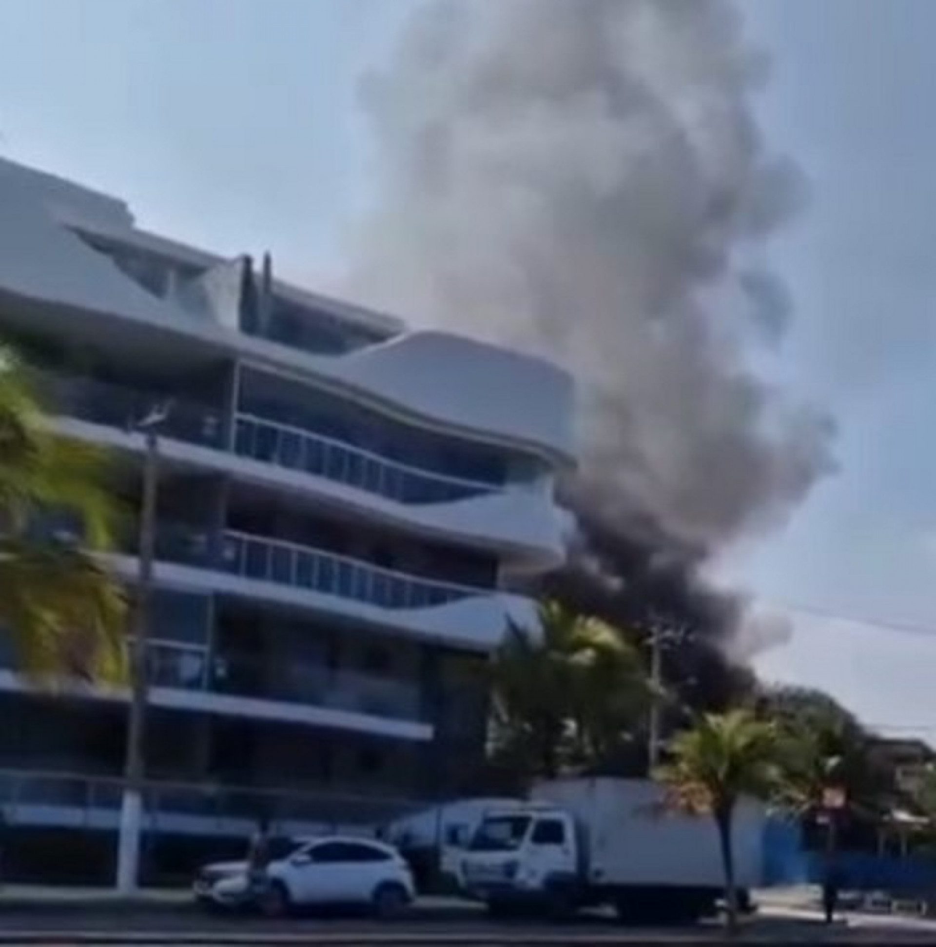 Chamas atingiram estrutura do restaurante que fica na orla da Praia de Piratininga - Reprodução