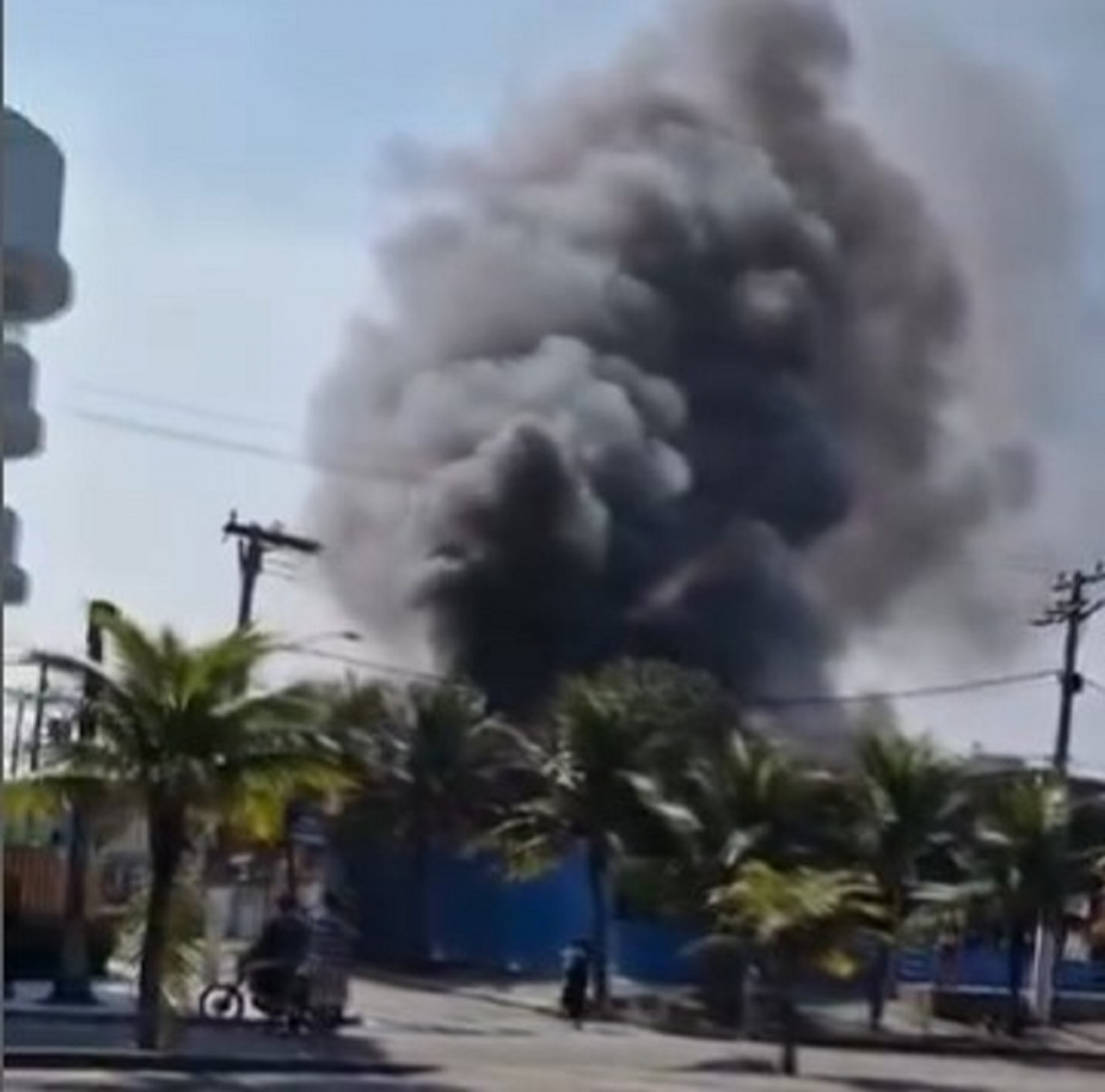 Chamas atingiram estrutura do restaurante que fica na orla da Praia de Piratininga - Reprodução