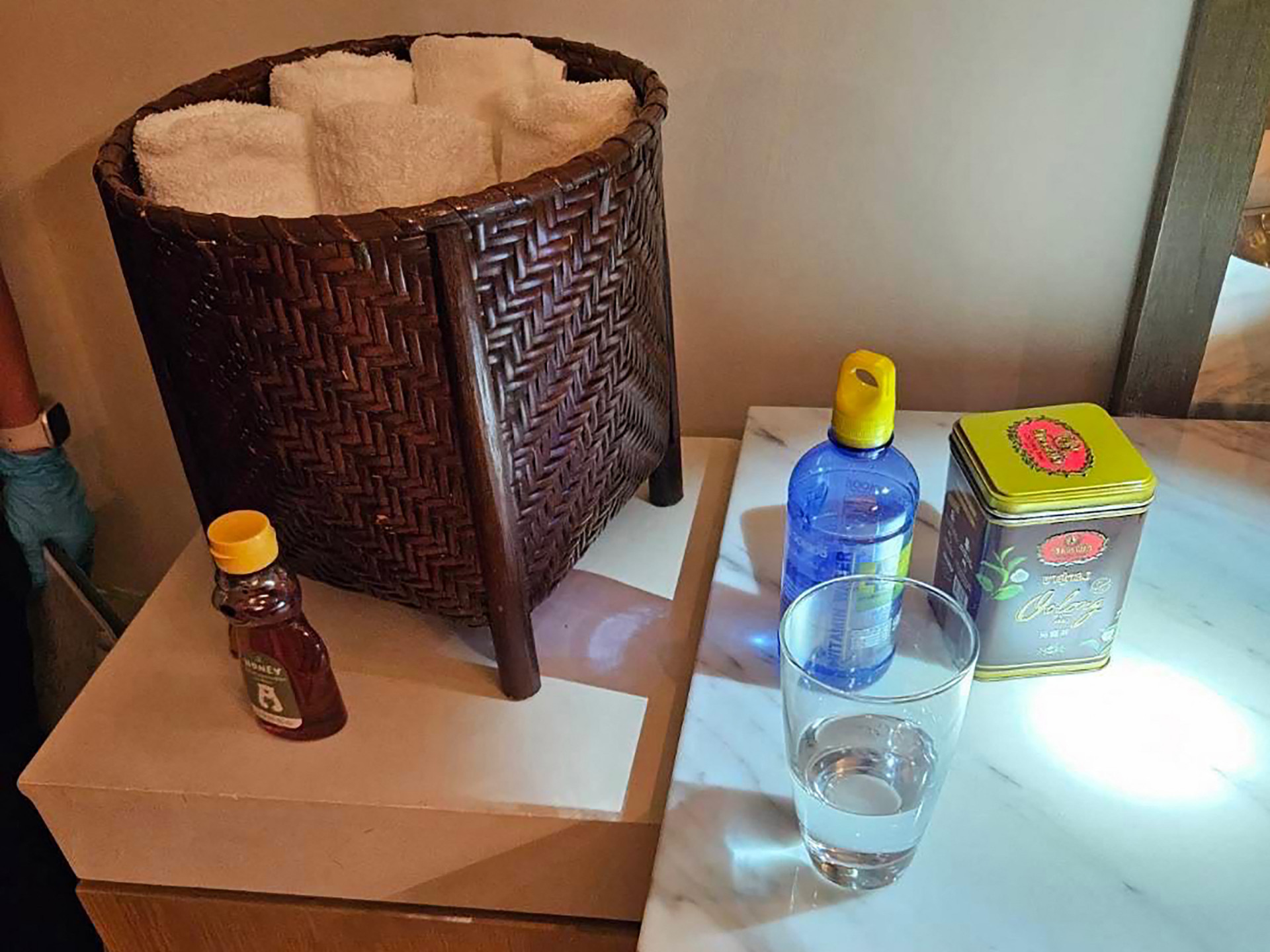 Bebidas encontradas no quarto do hotel junto aos seis corpos - Divulgação / Polícia Real da Tailãndia / AFP