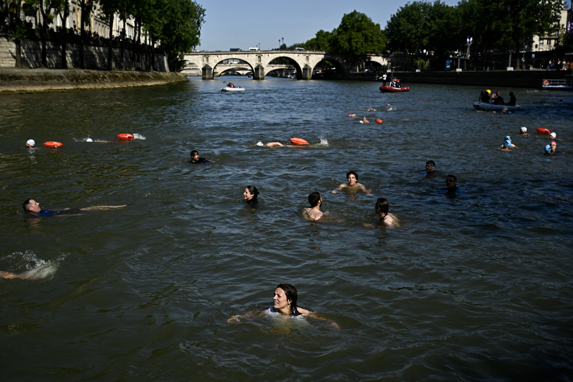 Parisienses mergulham no Rio Sena após 100 de proibição por conta da poluição - AFP