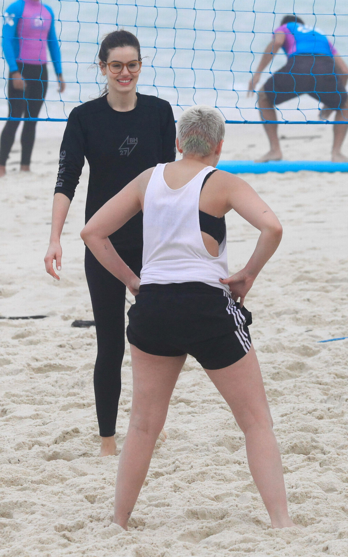 Marcella Rica e Camila Queiroz jogam vôlei em praia da Zona Oeste