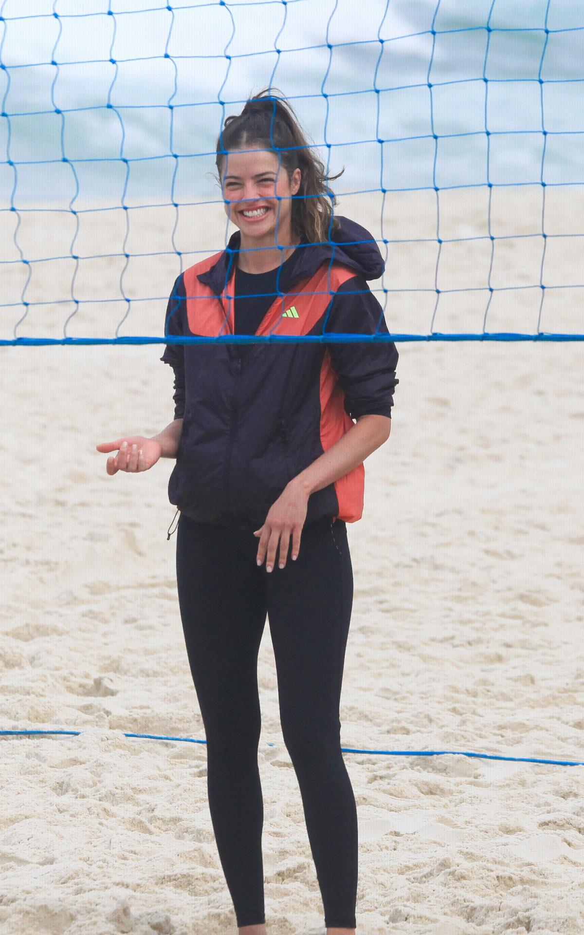 Camila Queiroz joga vôlei em praia da Zona Oeste