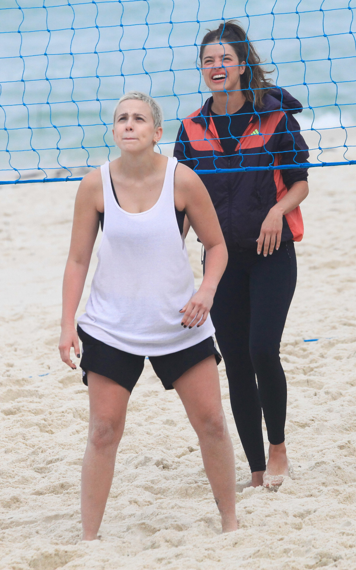Marcella Rica e Agatha Moreira jogam vôlei em praia da Zona Oeste