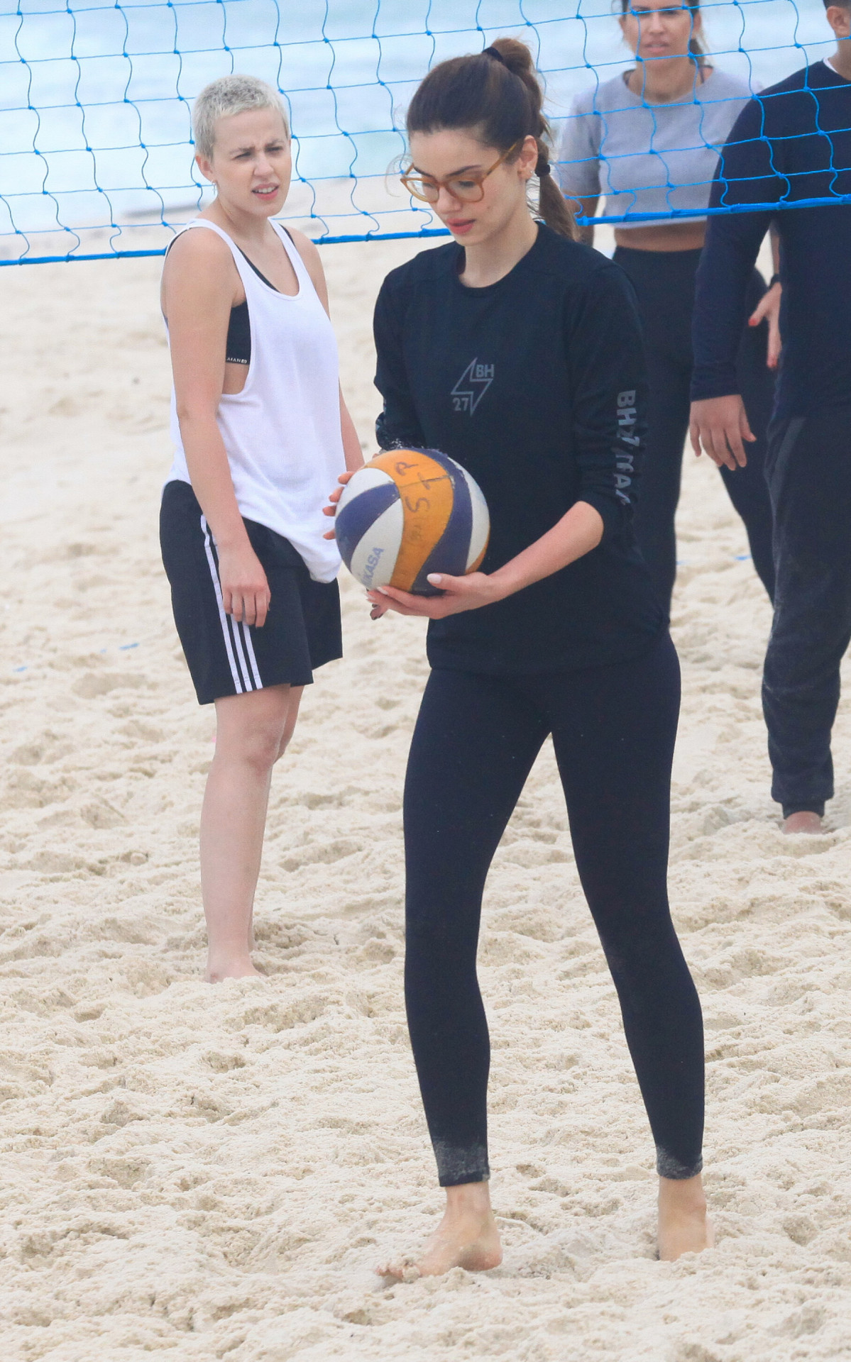 Camila Queiroz joga vôlei em praia da Zona Oeste