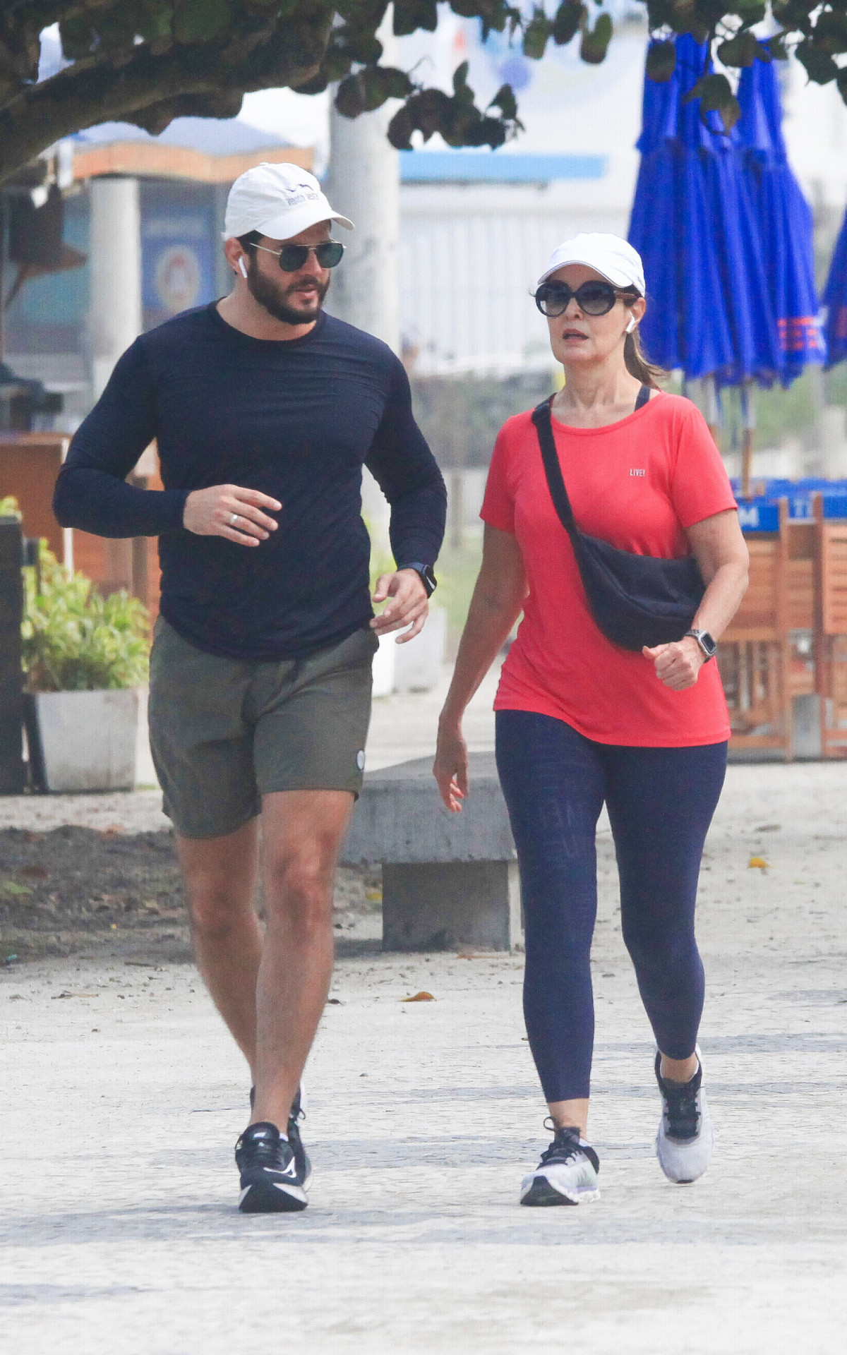 Fátima Bernardes e Túlio Gadêlha caminham na orla da Barra da Tijuca