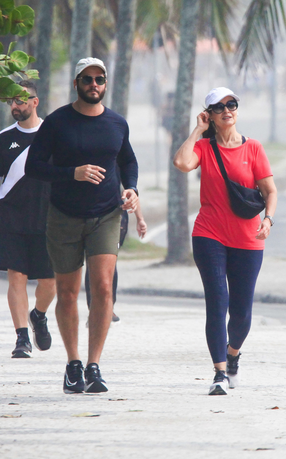 Fátima Bernardes e Túlio Gadêlha caminham na orla da Barra da Tijuca