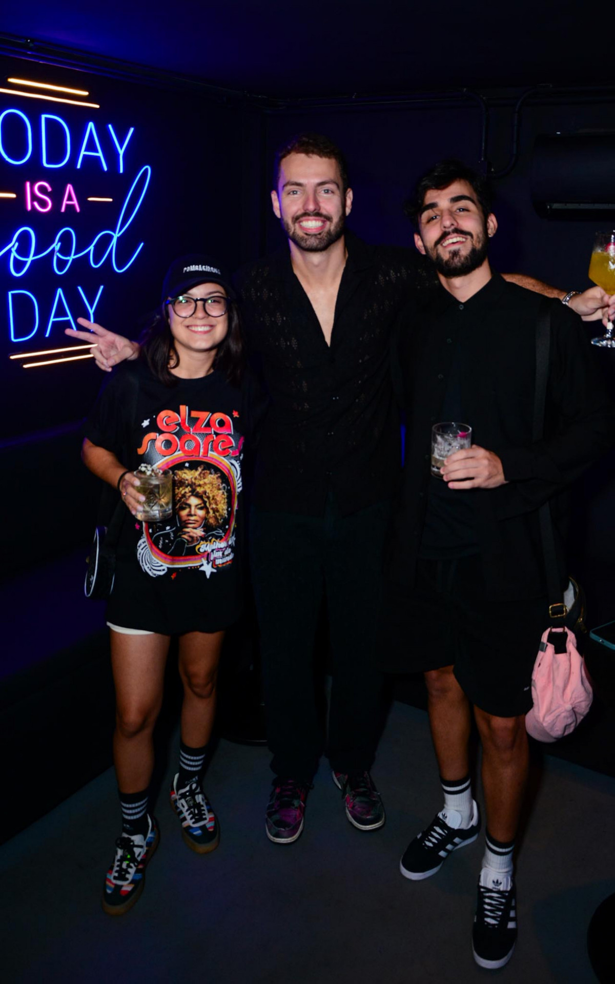 Influenciadora Samantha Alves e seu namorado na inauguração do bar de Matheus Costa em Copacabana 