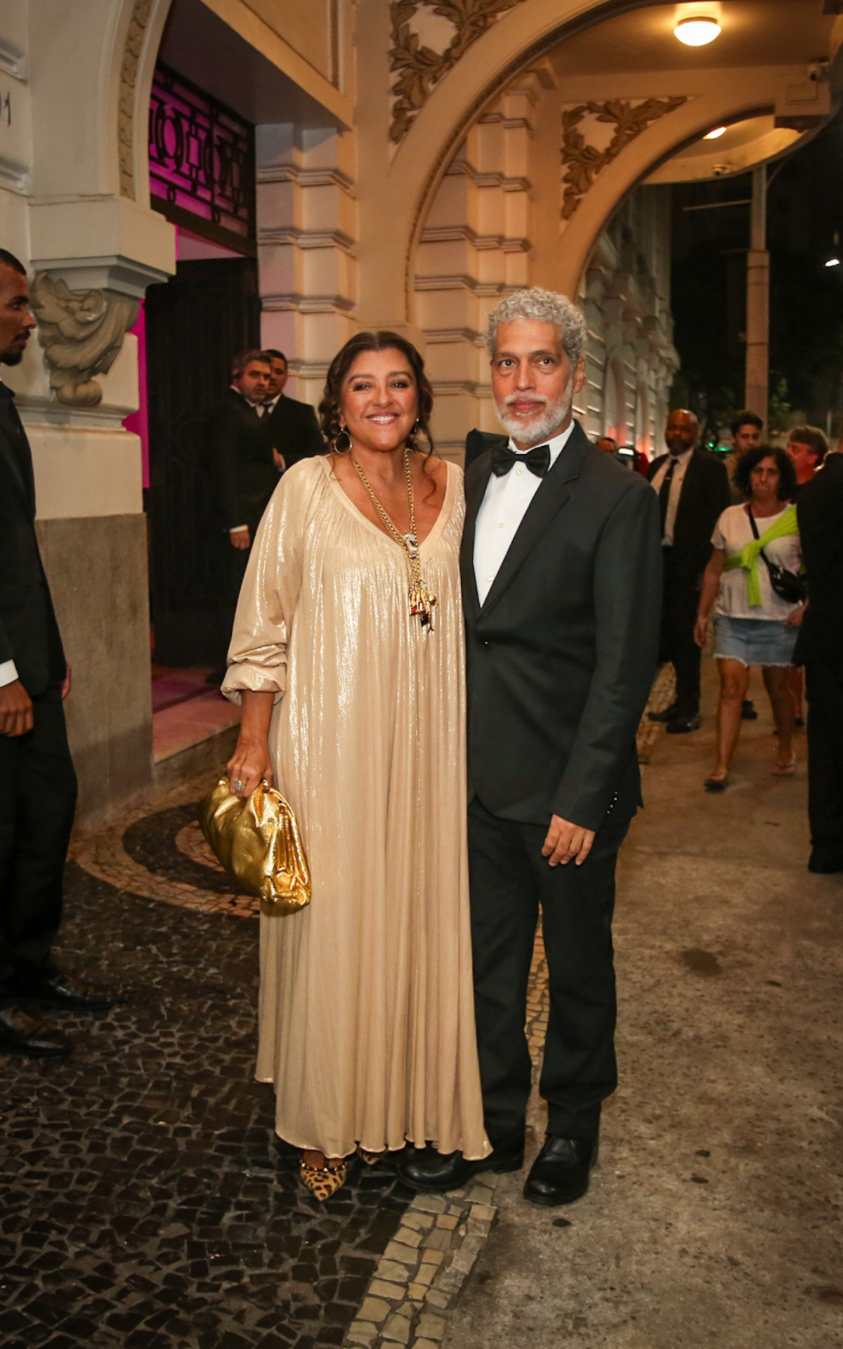 Regina Casé e o marido, Estevão Ciavatta, no leilão beneficente de Vini Jr no Rio