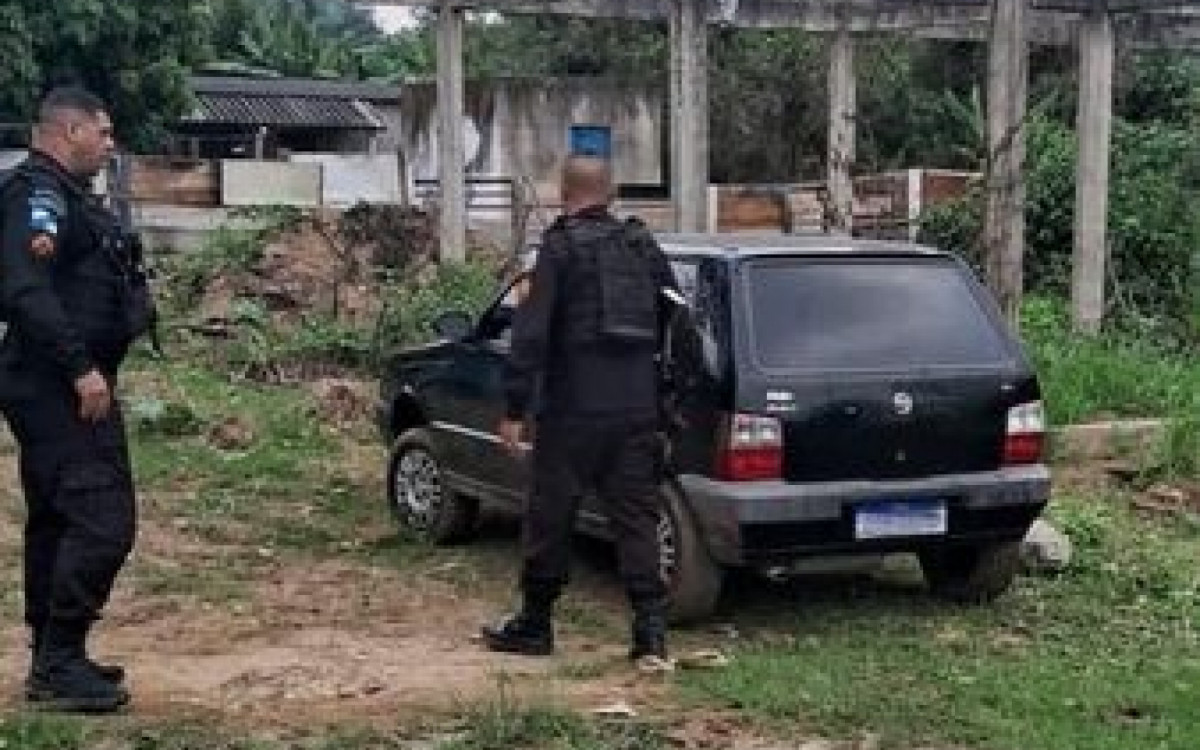 Uno com outras peças de veículos no interior do carro