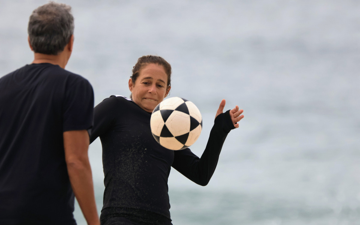 Andrea Beltrão joga altinha com o marido em Copacabana