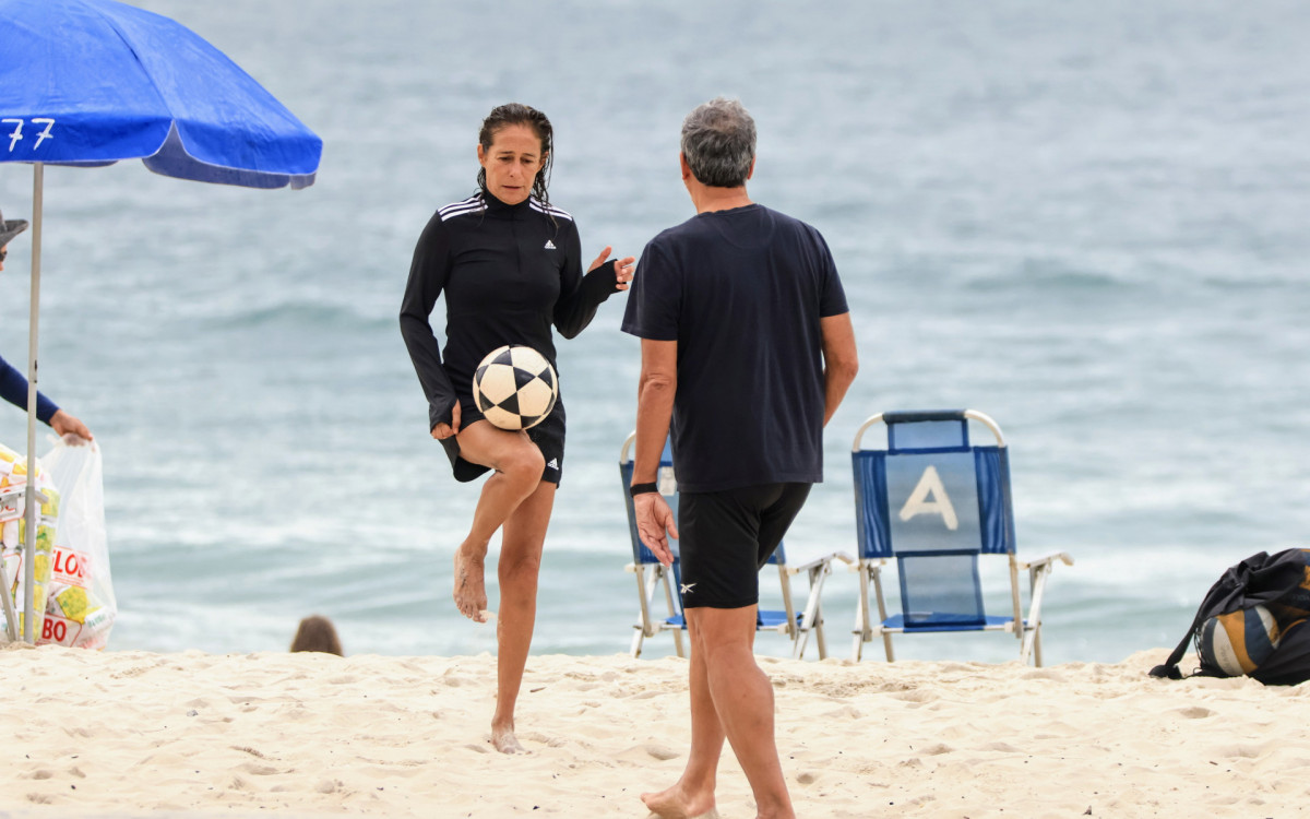 Andrea Beltrão joga altinha com o marido em Copacabana