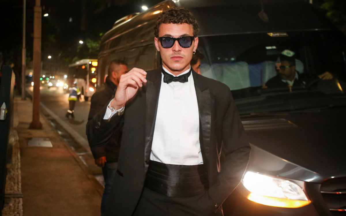 Áron Piper, de \'Elite\', no leilão beneficente de Vini Jr no Rio