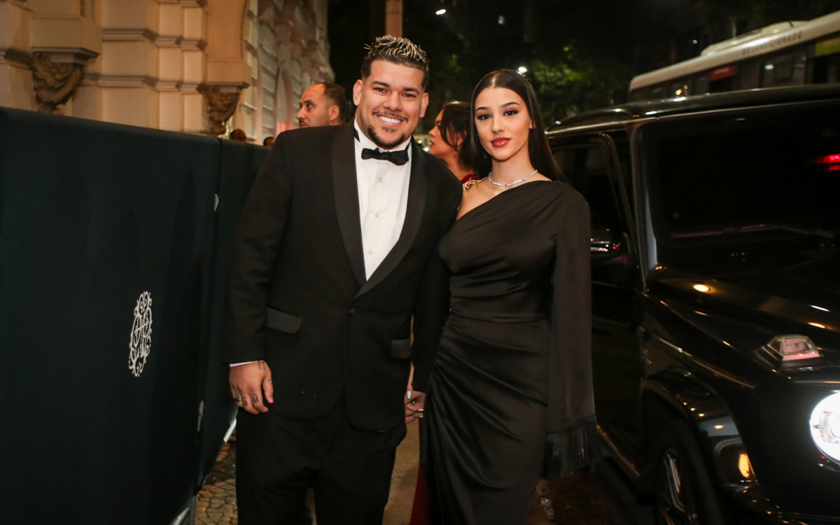 Buarque e Bia Miranda no leilão beneficente de Vini Jr no Rio