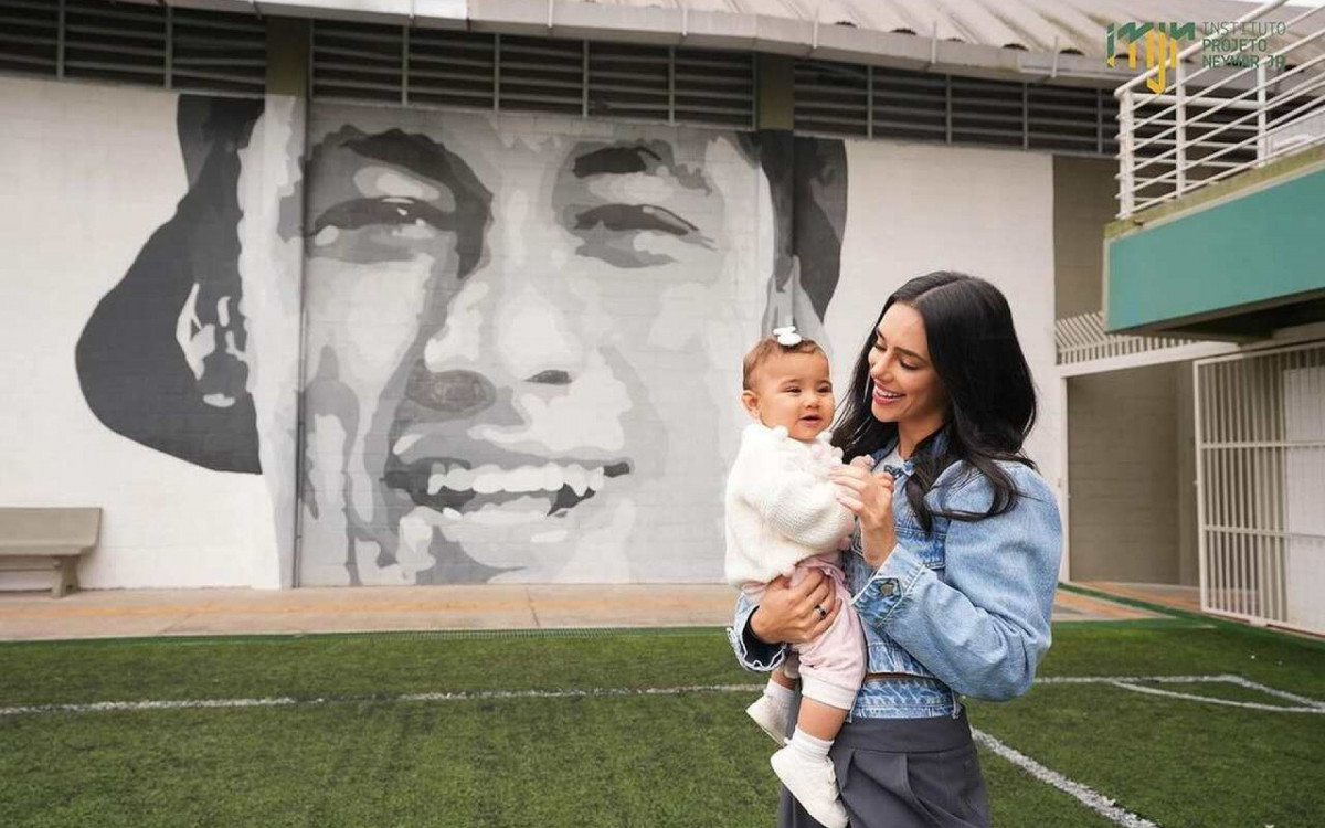 Filha de Neymar veste macac&atilde;o milion&aacute;rio em visita a instituto do pai